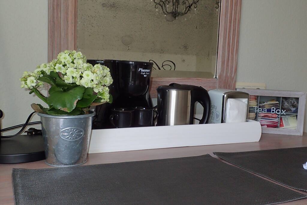u kunt gebruik maken van een koffiezetapparaat, waterkoker en toaster. Gratis koffie en een assortiment thee voorzien
