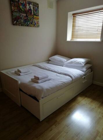 2 double beds + more…a walk to city centre! gallery image 4