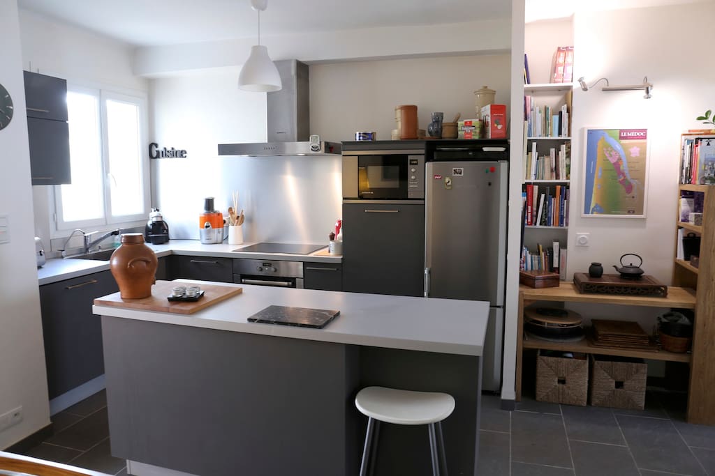 Cuisine ouverte sur espace repas et véranda