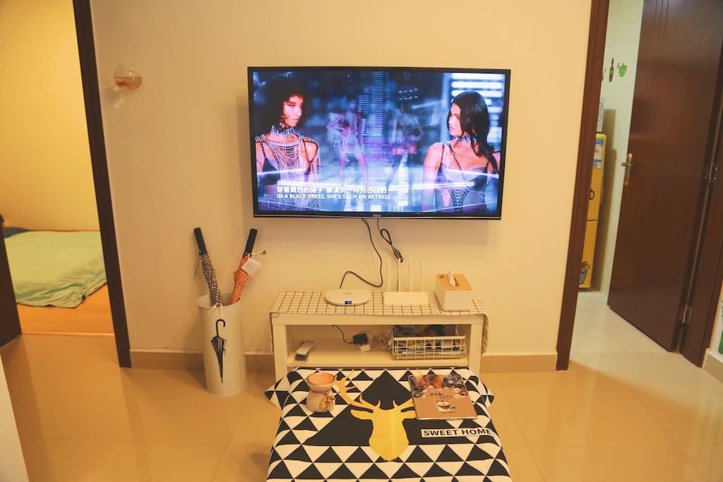 在客厅看电视 watching TV in the living room