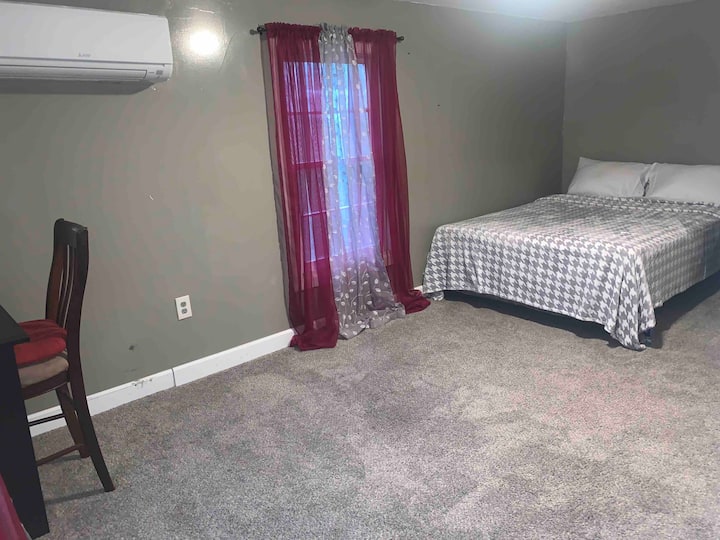 Cheerful 1 Bedroom Perfect For Work Trip & Parking - Villa Rica, GA