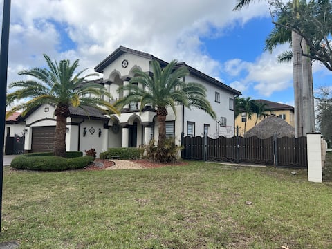 Luxurious villa. House-10 guests/Hot Pool-Spa