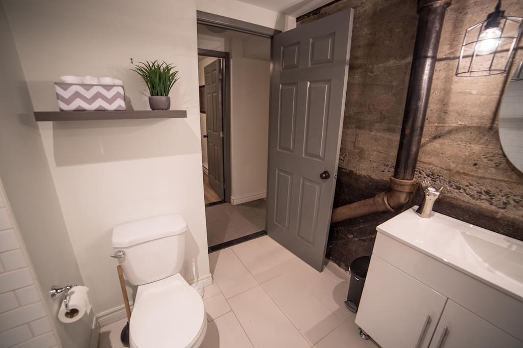 Salle de bain spacieuse de style industriel