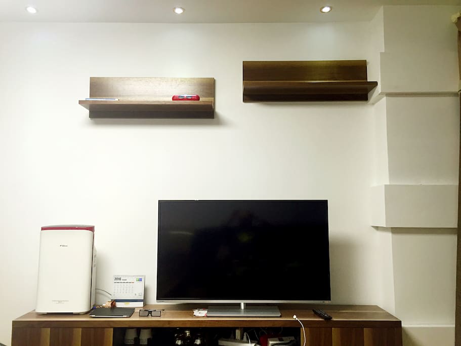 The room is equipped with air humidifier and air purifier