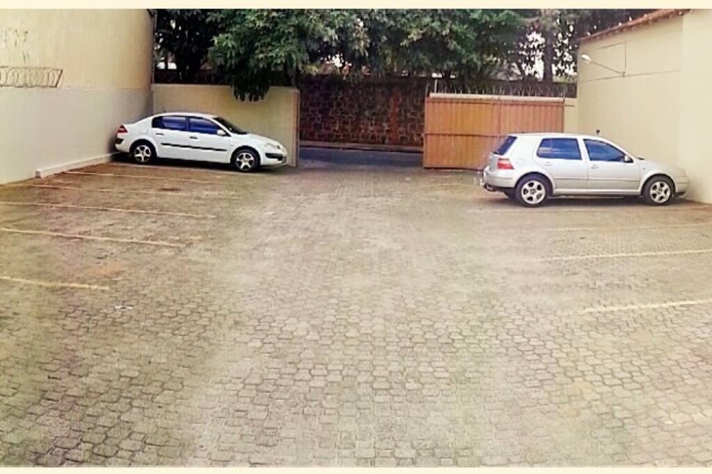 Estacionamento fechado, filmado e com guarda.