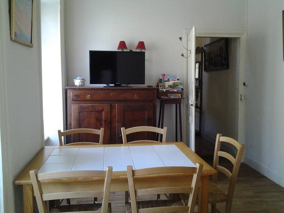Entrée dans l'appartement : la salle à manger