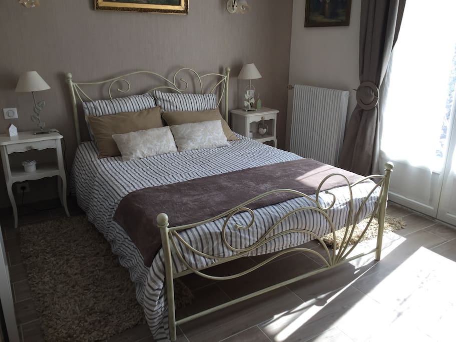 La chambre flambant neuve avec salle de bain privée et accès direct à une terrasse