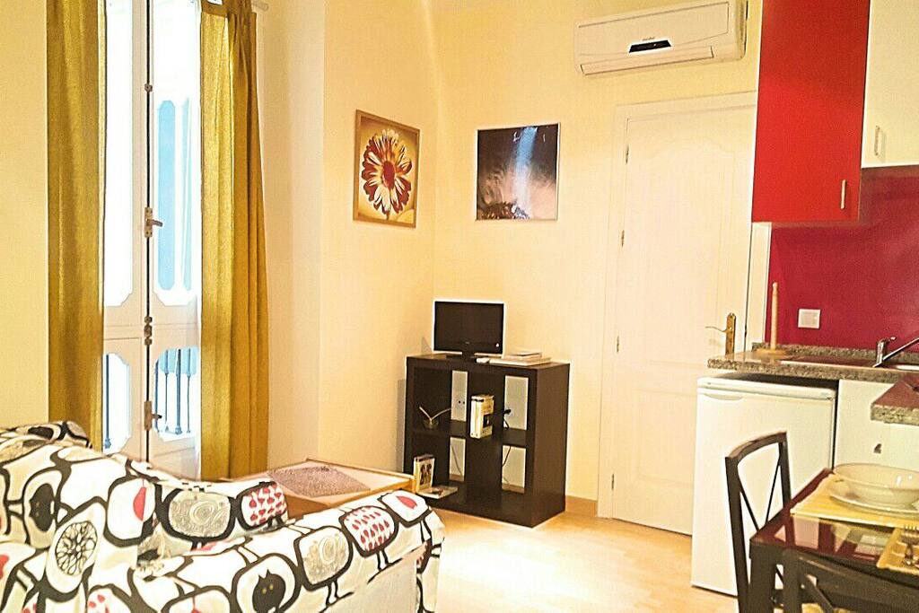 Salón acogedor con sofá cama