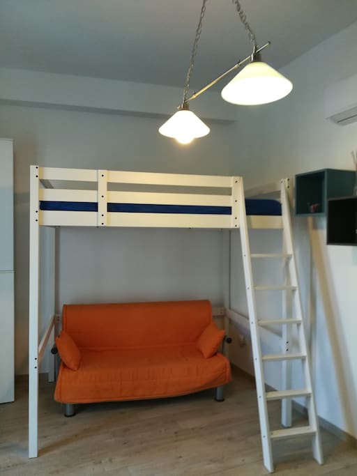 divano letto e soppalcoletto