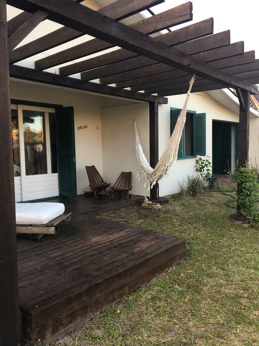 Deck com pergolado e rede de descanso