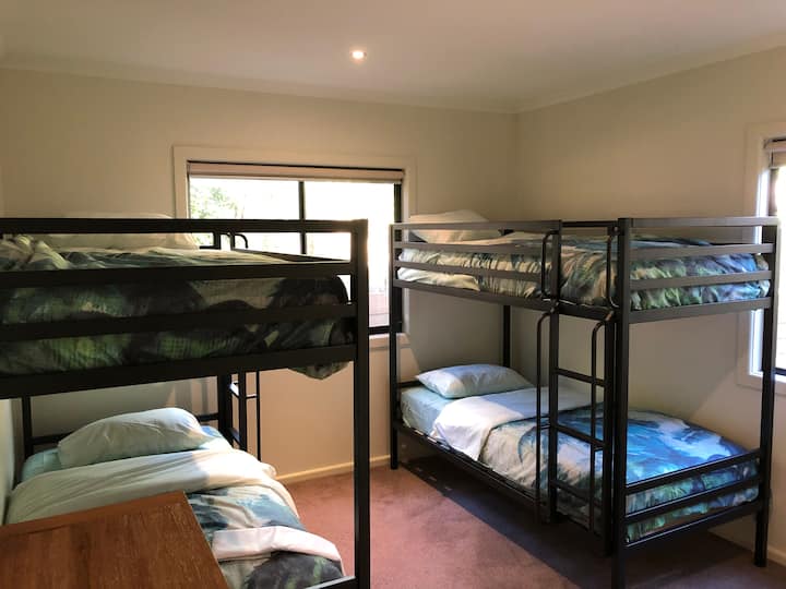 La habitación litera tiene capacidad para cuatro personas más batas incorporadas.