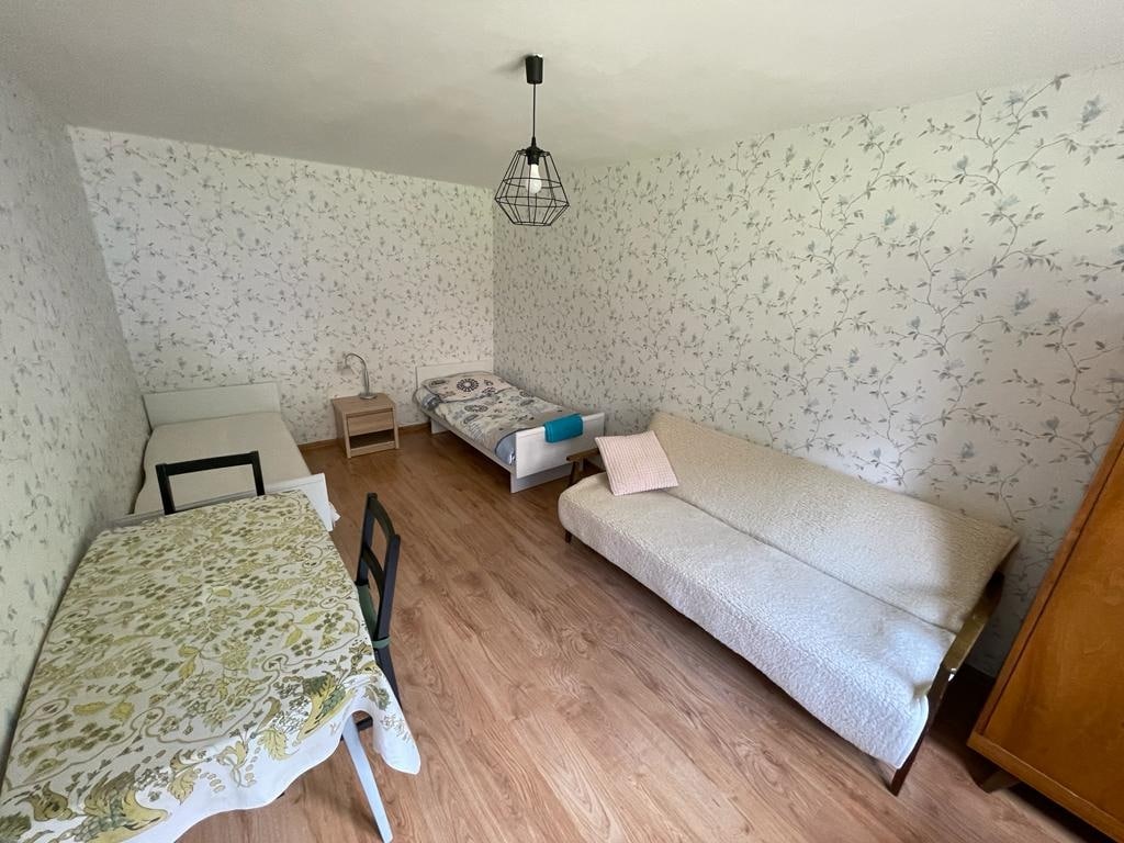 Habitación 2, dos camas individuales, sofá cama. 