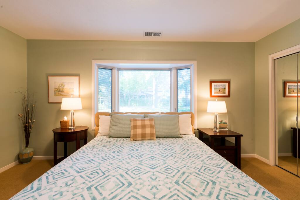 Comfortable King size bed, bay window overlooking fountain