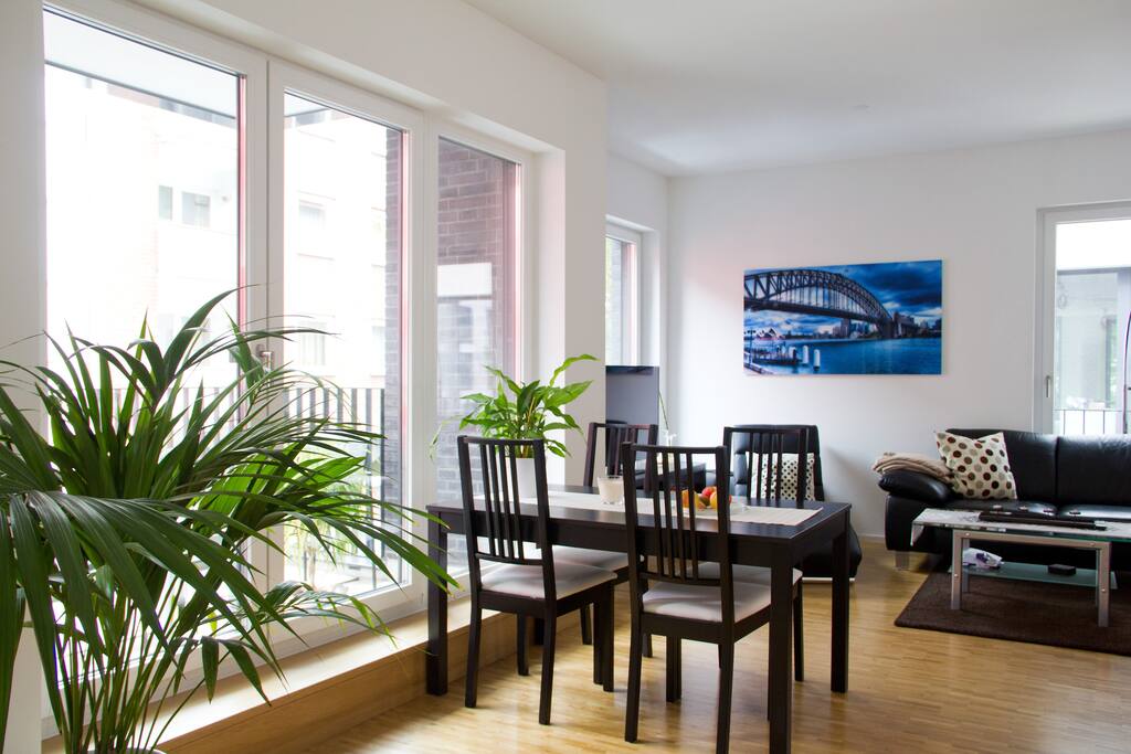 Wohn/Essbereich mit Zugang zum 1. Balkon