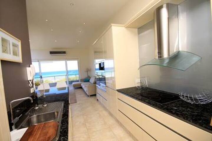 2nd Wave Beachfront house gallery image 3