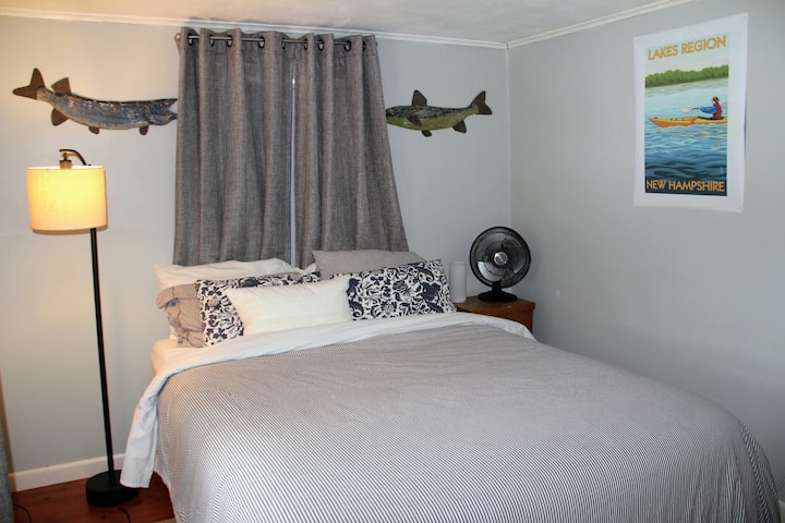 Guest bedroom with queen bed