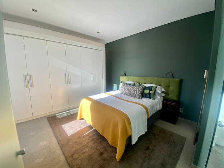 Dhomë gjumi me dritë dielli që hyn brenda 