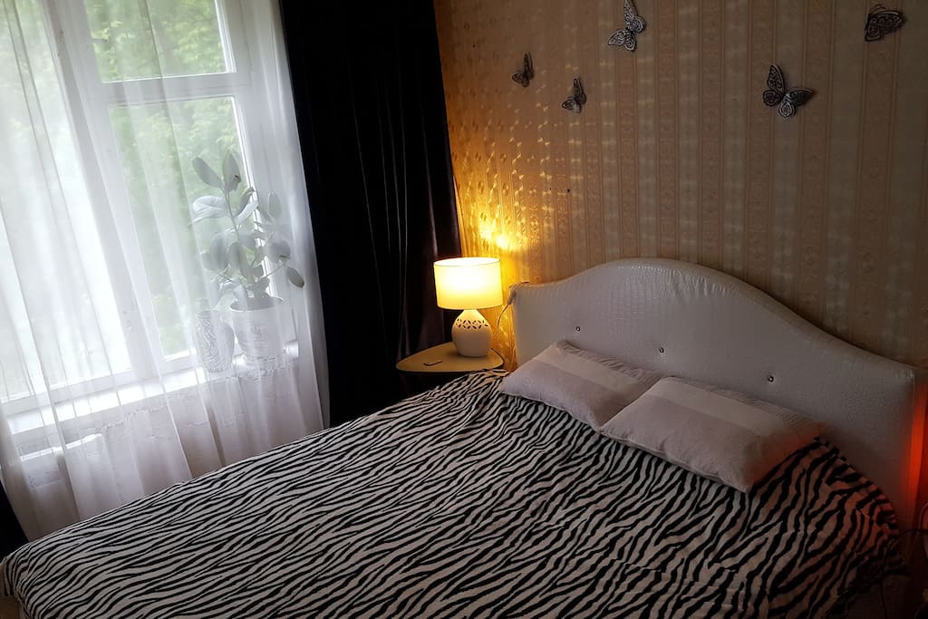 Спальня 2, 10 кв.м, кровать 1,8м*2м)