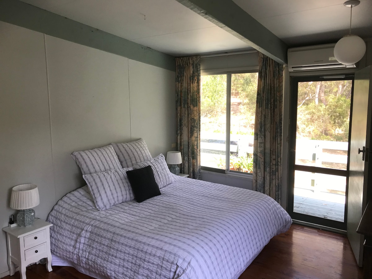 Chumba kikubwa cha kulala na kitanda cha mfalme na roshani 