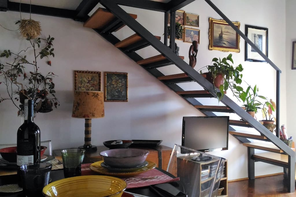 Il tavolo e le scale interne