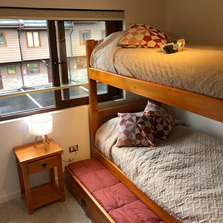 מיטת קומתיים עם מיטה נפתחת