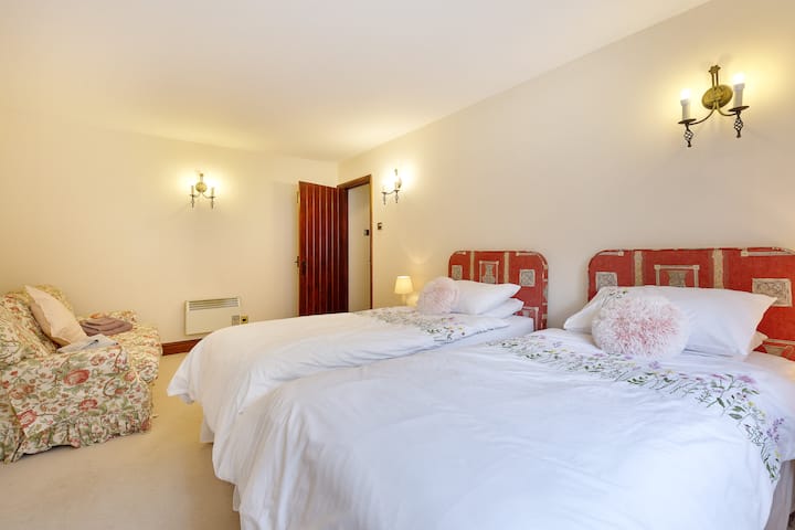 La chambre à deux lits peut être configurée en lit king size.