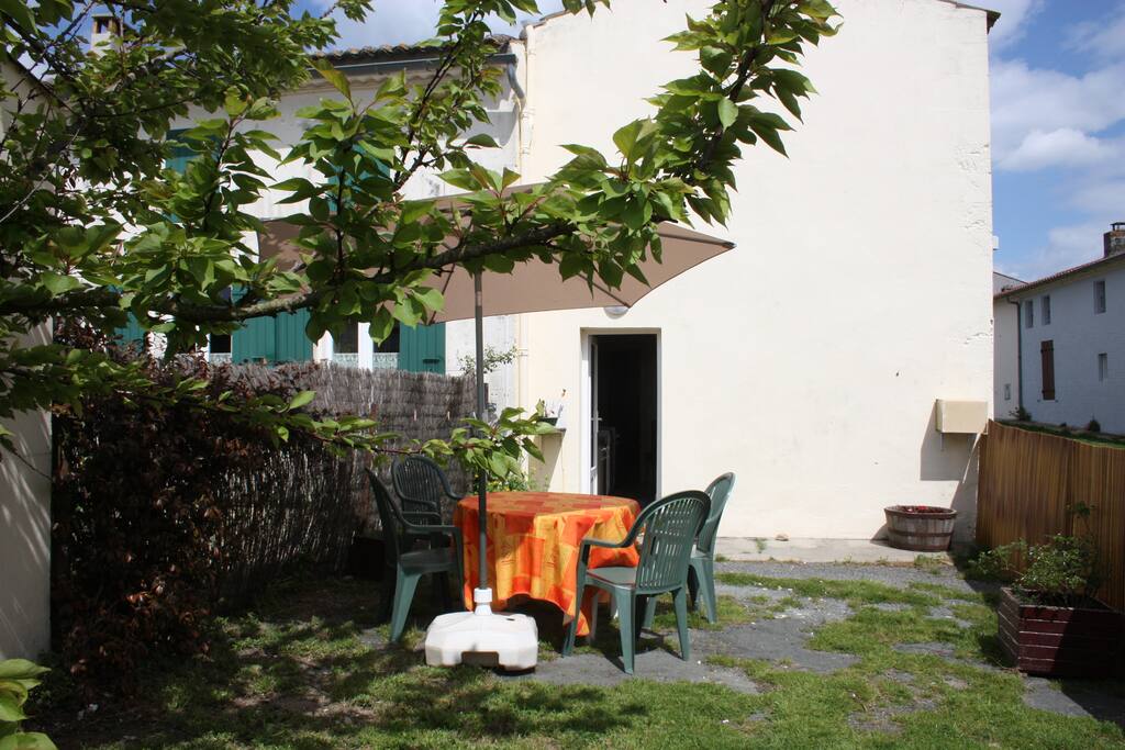 Extérieur calme et clôturé avec barbecue, face à la maison