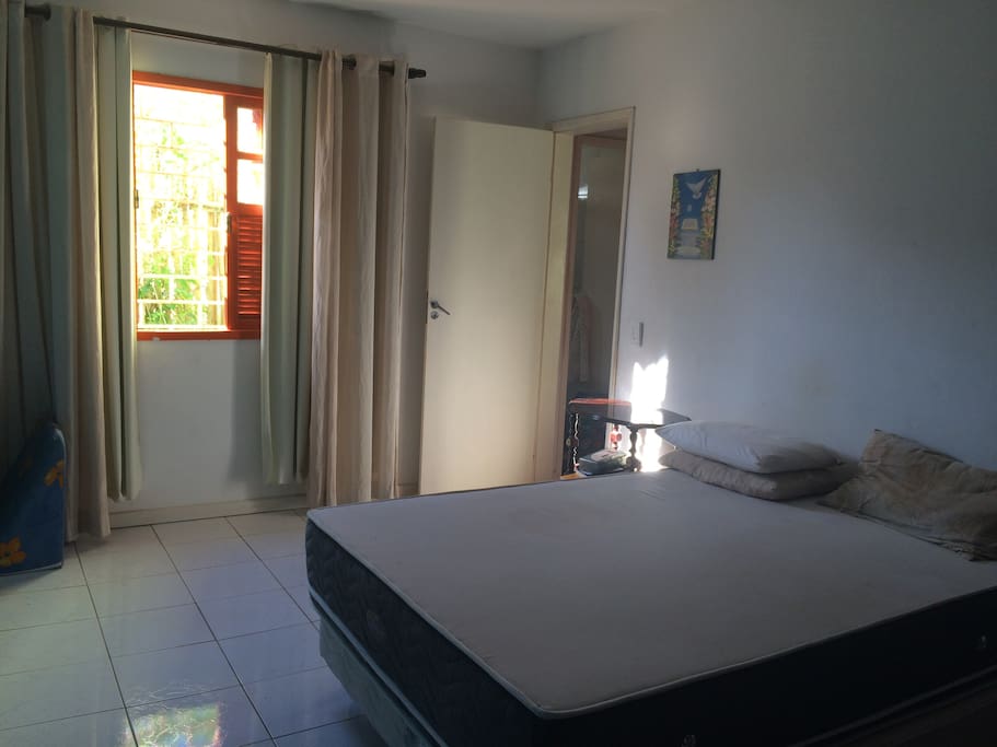 1 Quarto , com uma cama de casal , cabe mais 3 colchão de solteiro