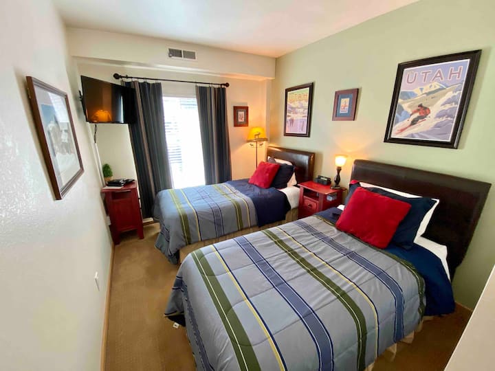 La terza camera da letto ha 2 letti singoli che possono essere uniti con un letto matrimoniale grande. Dispone inoltre di una TV a schermo piatto a parete, un lettore DVD e un armadio con un piccolo ufficio all'interno per la conservazione.