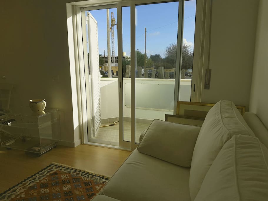 Vista desobstruída da sala de estar para uma ampla praça ajardinada. Varanda espaçosa e acolhedora, ótima para tomar o drink da tarde e conversar as notícias do dia.