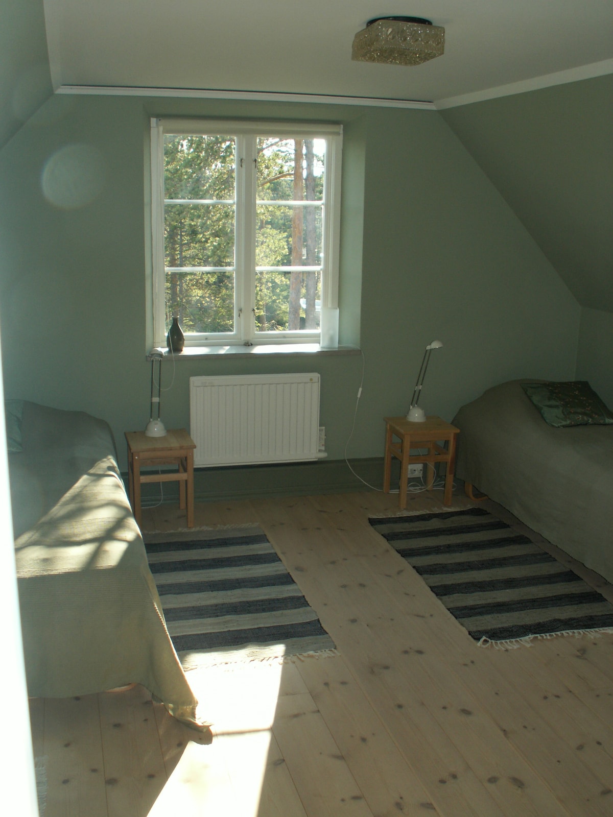 "ห้องนอนสีเขียว" ที่ชั้น 1 มีเตียง 2 เตียงและหน้าต่างหันหน้าไปทางอ่าว Valleviken ไปทางทิศตะวันตก