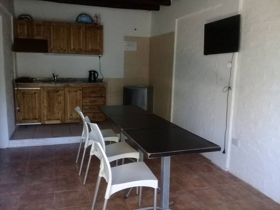 COCINA EQUIPADA , ANAFE , HELADERA , HERVIDOR , PLATOS , VASOS , CUBIERTOS, ETC.