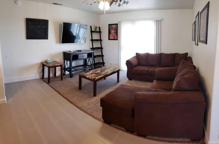 ELEGANT 2 BED APARTMENT SECONDS FROM DOWNTOWN PAGE