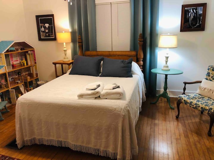 La chambre des filles se trouve au deuxième étage et dispose d'un lit queen size, d'une commode et d'un placard. 