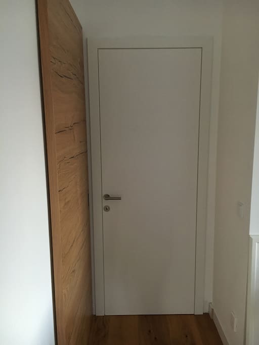 Das ist die Eingangstür in dein Zimmer, gleich links davon ist das Bad