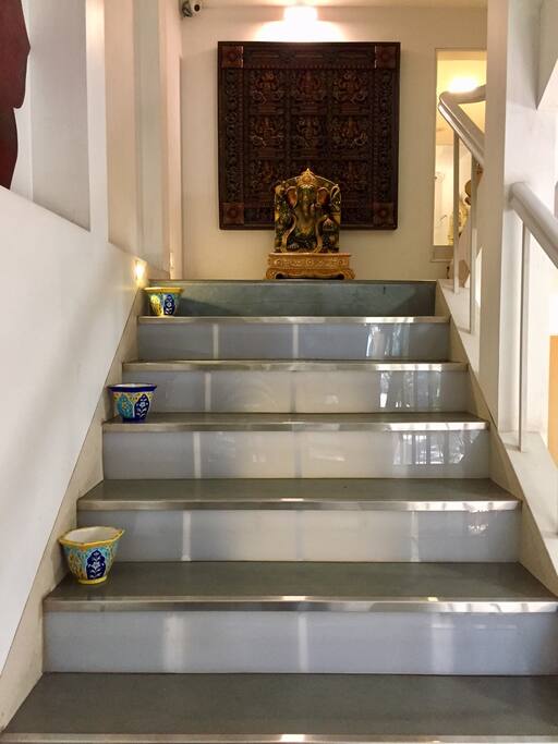 Ganesha, at the stairway landing