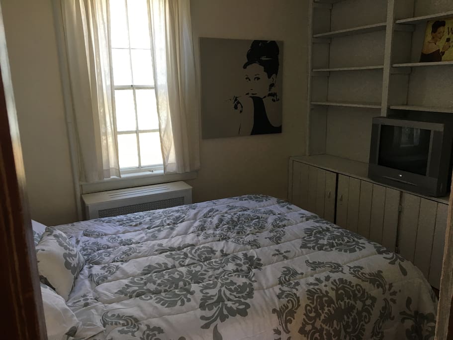 Cozy room with queen bed