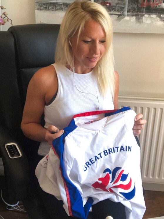 Show full-screen, host-provided image