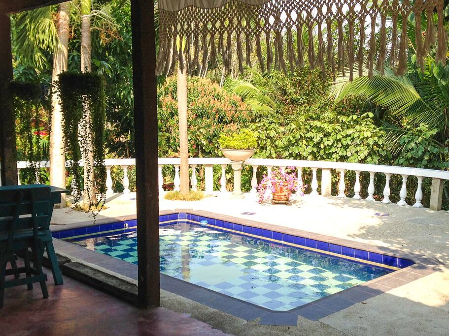 Piscina y zona de desayuno