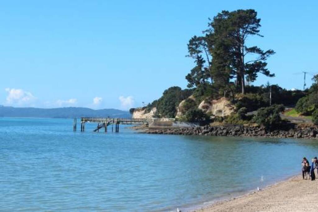 Sunkist Bay - 10 mins walk