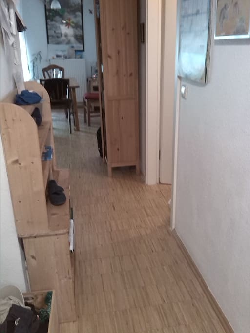 Eingangsbereich, die Tür rechts führt ins Souterrainzimmer