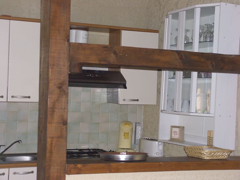 Dans la pièce à vivre, vue de la cuisine équipée