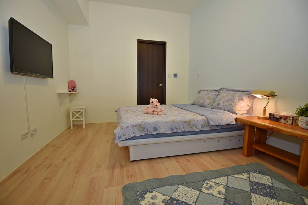 Countryside room. Queen size spring bed.
鄉村房間有自己的浴室, 5x6尺彈簧床.