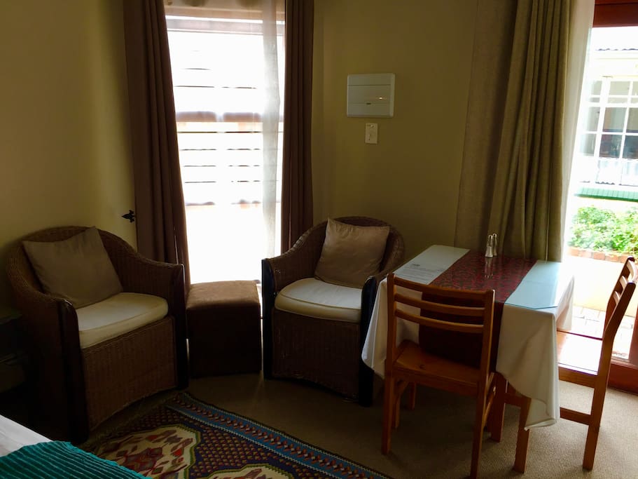 Room 5 - Seating area and breakfast nook