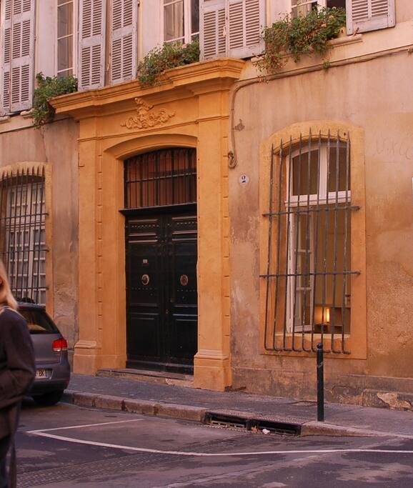 Extérieur : studio dans un immeuble (XVIIe siècle) du centre historique