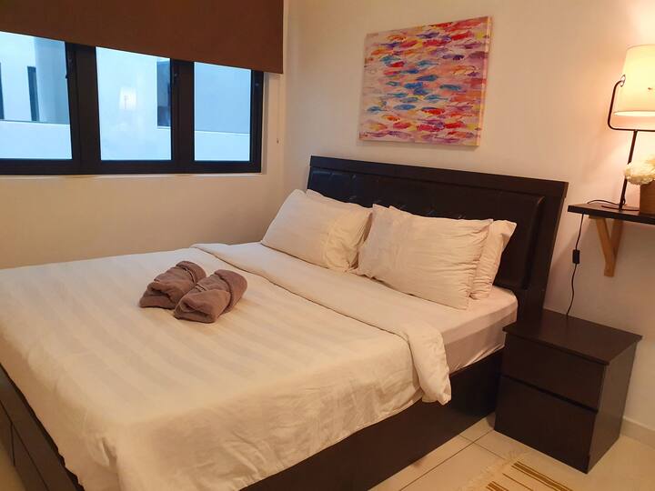 חדר שינה שני עם מיטת קווין סייז