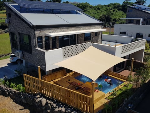 Aewol sunset on the west side of Jeju Island is a pretty and cozy accommodation, close to Oreum and the beach.