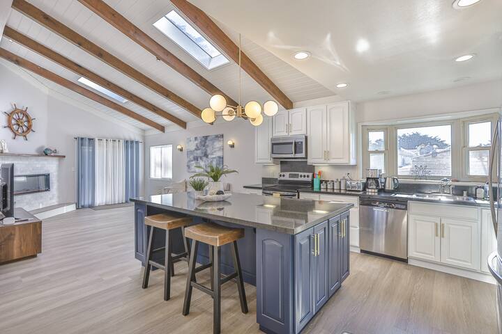 Ocean view house, beaches, trails, family friendly gallery image 5