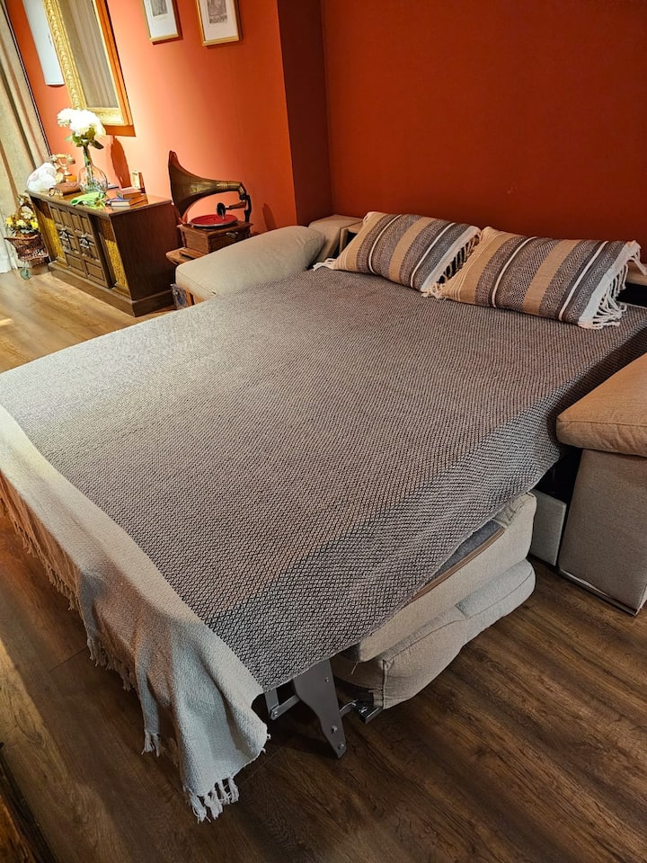 Cómodo sofá cama con colchón de 1'35, dónde pueden dormir 2 personas.