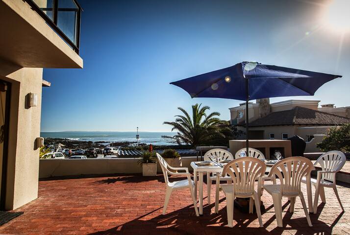 Blaauwberg House on the beach in Bloubergstrand gallery image 2